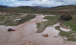 Debisi yükselen çayda traktörüyle yükselen mahsur kalan kişi kurtarıldı