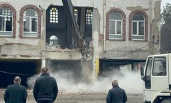 Depremde hasar alan 43 yıllık cami kontrollü şekilde yıkıldı