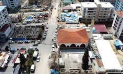 Depremde hasar gören tarihi camide 3 yıl sonra ilk namaz
