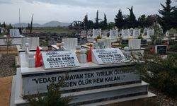 Depremzedeler arife gününde yakınlarının mezarlarını ziyaret etti
