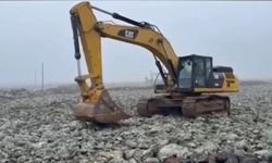 Derede mahsur kalan traktörün sürücüsü vinçle kurtarıldı