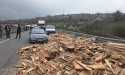 Devrilen ahşap yüklü TIR'ın şoförü yaralandı