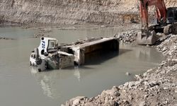 Devrilen hafriyat kamyonunun şoförü öldü