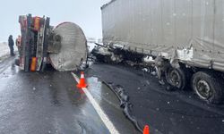 Devrilen zift yüklü tankere, TIR çarptı: 2 yaralı