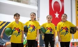 Dördüzler basketbol kursunda aynı parkeyi paylaşıyor