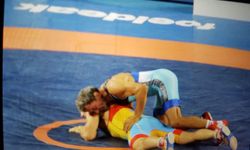 Dünya 2'ncisi beden eğitimi öğretmeni, 40 yıllık mesleğine öğrencilerinin gözyaşlarıyla veda etti