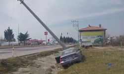 Elektrik direğine çarpan otomobilin sürücüsü yaralandı