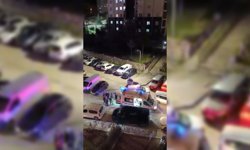 Evinin önüne gittiği eski eşiyle tartışan kişiyi, komşular sopayla dövdü; olay kamerada