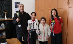 Fatma Nur öğretmenin anısına 650 meslektaşına çiçek dağıttılar