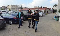 Fiyat sormak için girdiği iş yerinin vitrinindeki cep telefonunu çaldı