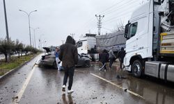 Gaziantep'te otomobil, aydınlatma direğine ve TIR'a çarptı: 2 yaralı