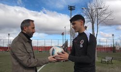 Gençlerbirliği'nin 15 yaşındaki futbolcusu Ayaz, ailesinin futbolculuk geleneğini devam ettiriyor