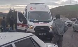 Hafif ticari araç ile otomobil çarpıştı: 5 yaralı