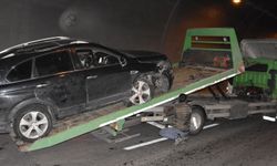 Hafif ticari araç ile otomobil tünelde çarpıştı: 2 yaralı