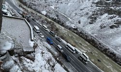 Hakkari-Çukurca kara yoluna çığ düşme anı kamerada