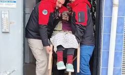 Heyelan nedeniyle yolu kapanan köyüne gitmek isteyen kadını sedyeyle taşıdılar