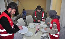 İhtiyaç sahiplerinin iftar yemekleri Kızılay'ın gönüllü kadınlarından