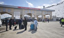 İranlılar Türkiye sınırında barış mesajları verdi