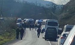 İşçi servisi ile otomobil çarpışt: 13 yaralı