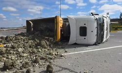 İstanbul- Arnavutköy'de hafriyat kamyonu devrildi