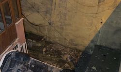 İstanbul - Avcılar'da otomobil 8 metre yüksekten bina boşluğuna düştü