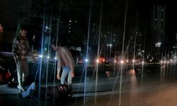 İstanbul - Başakşehir'de otomobilin çarptığı motosikletli yere savruldu; kaza anı kamerada