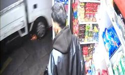 İstanbul- Bayrampaşa'da kamyonet devrildi: 3 yaralı