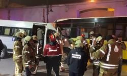 İstanbul - Beşiktaş'ta İETT otobüsü servis minibüsü ile çarpıştı; trafik akışı durdu - 1