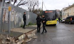 İstanbul- Beykoz'da İETT otobüsü aydınlatma direğine çarptı; 4 yaralı