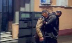 İstanbul - Beyoğlu'nda yerdeki cep telefonunu önce ayağıyla itti; sonra cebine koyup uzaklaştı