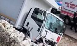 İstanbul- Çatalca'da kamyonun refüje çarptığı kaza kamerada