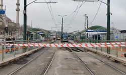 İstanbul- Eminönü'nde seyir halindeki tramvay raydan çıktı
