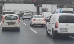 İstanbul - Esenyurt TEM Otoyolu'nda seyir halindeki hafif ticari araç alev alev yandı