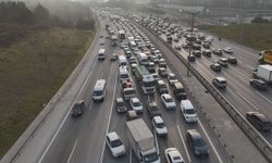 İstanbul- Eyüpsultan TEM Otoyolu'nda hafriyat kamyonu devrildi -2 /Havadan görüntüler