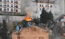 İstanbul - Eyüpsultan'da gecekondunun çatısı alev alev yandı