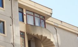 İstanbul- Kadıköy'de yangında dumandan etkilenen kadın hastaneye kaldırıldı