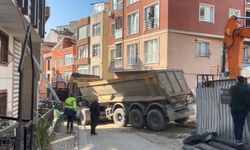 İstanbul - Kağıthane'de yokuştan kayan kamyonu durdurmak istedi 5 metreden düştü; o anlar kamerada