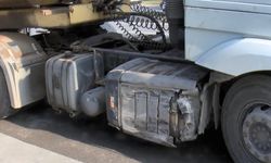 İstanbul - Kartal'da kırmızı ışıkta geçen otomobil TIR'a çarpıp durağa daldı