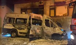 İstanbul - Sarıyer'de park halindeki minibüste çıkan yangın yandaki iş yerine sıçradı