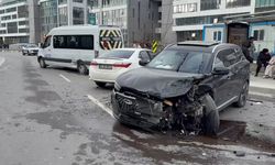 İstanbul- Sarıyer'de virajı alamayan 18 yaşındaki sürücü karşı yöne uçtu; 4 kişinin yaralandığı kaza kamerada