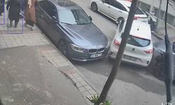 İstanbul- Sultangazi'de yol verme tartışmasında hafif ticari araç otomobile çarptı; kaza kamerada