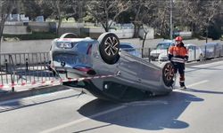İstanbul - Üsküdar'da otomobil bariyerlere çarpıp takla attı; kaza güvenlik kamerasında