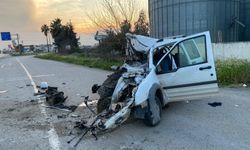 İstinat duvarına çarpan hafif ticari aracın sürücüsü ağır yaralandı