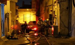 İzmir'de 2 katlı evde çıkan yangın, bitişikteki evlere sıçramadan söndürüldü
