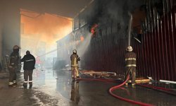 İzmir'de sanayi sitesinde yangın; 7 iş yeri zarar gördü (2)
