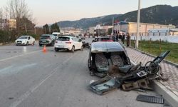İzmir'de üç aracın karıştığı zincirleme kaza: 3 yaralı