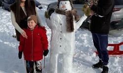Kardan adam yapıp, başına kalpak taktılar