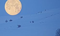 Karlı dağlar ile dolunay aynı karede güzel görüntüler oluşturdu