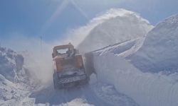 Kars'ta 3 metrelik karla ekiplerin zorlu mücadelesi