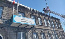 Kars'ta çatılardaki buz sarkıtları kırılıyor